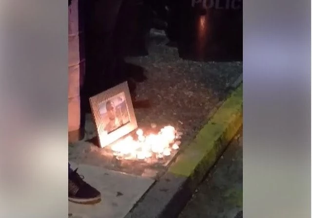 Δολοφονία Κ.Κατσίφα: Ο εθνικός ύμνος από Βορειοηπειρώτες έξω από την Αλβανική Πρεσβεία (βίντεο)